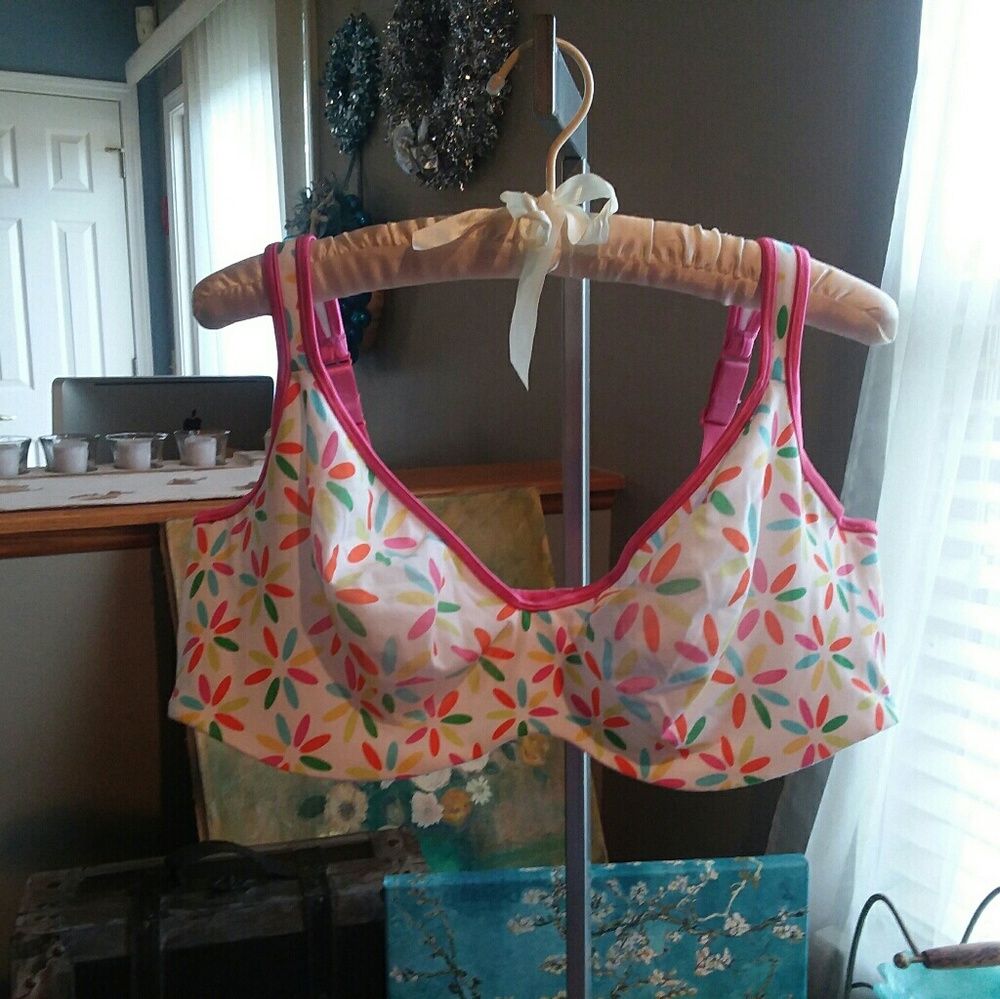 Fun multi-color bra with underwire. 46DDD